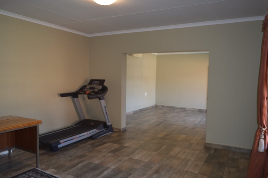 6 Bedroom Property for Sale in Flamwood North West